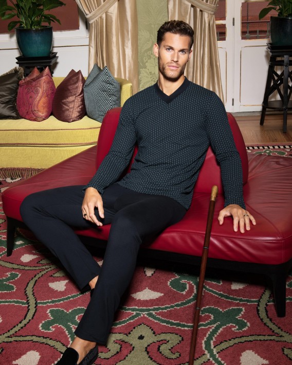 Langer gekrempelter Schlafanzug