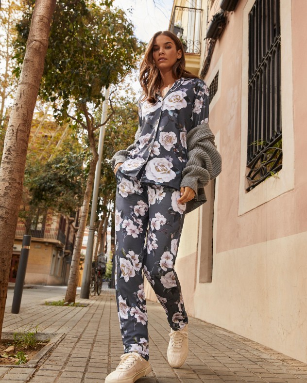Pijama de mulher com botões em Modal